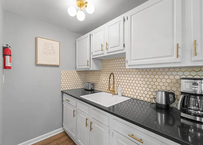 Apartment Lawrenceville !3 Large And Spacious One Bedroom With Free Street Parking *