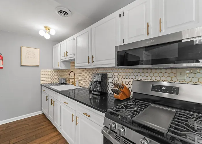 Lawrenceville !3 Large And Spacious One Bedroom With Free Street Parking Apartment *