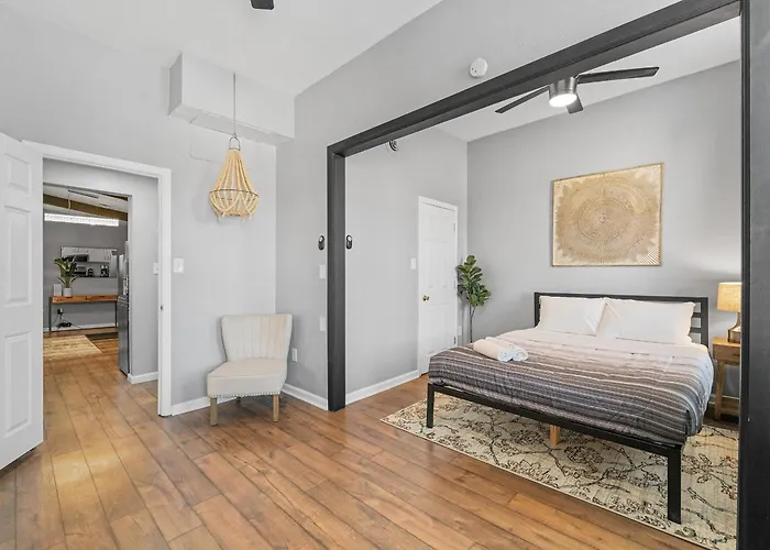 Apartment Lawrenceville !3 Large And Spacious One Bedroom With Free Street Parking *