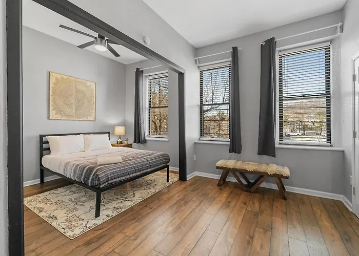 Lawrenceville !3 Large And Spacious One Bedroom With Free Street Parking *